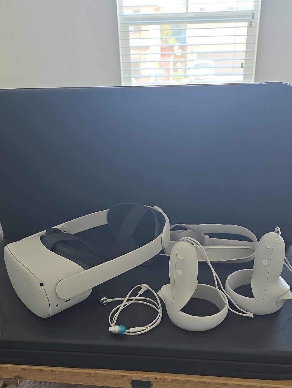 Oculus Quest 2 128Gb  VR Headset with Controllers , Upgraded Head Strap, Earbuds